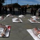 Activistas se desnudan y se 'envasan' contra el consumo masivo de carne