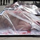 Activistas se desnudan y se 'envasan' contra el consumo masivo de carne