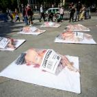 Activistas se desnudan y se 'envasan' contra el consumo masivo de carne