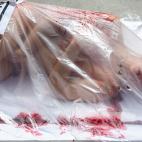Activistas se desnudan y se 'envasan' contra el consumo masivo de carne