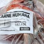 Activistas se desnudan y se 'envasan' contra el consumo masivo de carne
