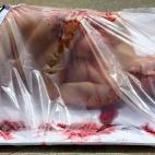 Activistas se desnudan y se 'envasan' contra el consumo masivo de carne