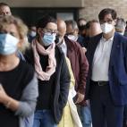 Salvador Illa espera en la cola para ser vacunado.