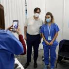 Illa, con la enfermera Iris que le ha puesto la inyección.