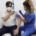 El l&iacute;der del PSC en el Parlament y ex ministro de Sanidad, Salvador Illa, mientras le ponen la primera dosis de la vacuna de la COVID-19.