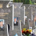 Una mujer llora ante las tumbas de soldados ca&iacute;dos en la guerra en Le&oacute;polis