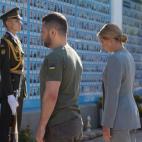 Volodimir Zelenski y su esposa Olena rinden honores a los ca&iacute;dos en un homenaje en Kiev