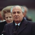Mijail Gorbachov se despide de Reino Unido, ante Margaret Thatcher, tras completar una visita oficial en abril de 1989 y arrancarle a la reina Isabel el compromiso de una visita a la URSS.