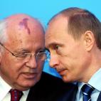 Gorbachov habla con un joven Vladimir Putin en una conferencia en el castillo de Gottorf en 2004
