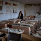 Khrystyna Ignatova, de 16 a&ntilde;os, mira lo qque queda en pie de su aula, en la escuela Chernihiv. "Lo que pas&oacute; es una tragedia. Ya llor&eacute; por todo lo que perd&iacute;. Extra&ntilde;o a mi escuela, amigos y maestros. Pero habr&aa...