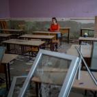 Sofia Zhyr, de 14 a&ntilde;os, sentada en su pupitre en su escuela de Chernihiv, atacaba en marzo. Confiesa que ten&iacute;a miedo de regresar.