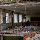 Anna Skiban, de 12 a&ntilde;os, en el lugar donde estaba su asiento en su clase del liceo de Mykhailo-Kotsyubynske, Chernihiv, atacado en marzo. "Estoy muy triste, no puedo creer que esto le haya pasado a mi escuela".