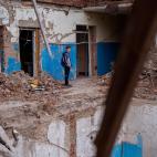 Mykola Kravchenko, de 12 a&ntilde;os, mira su destrozada aula de inform&aacute;tica en el liceo Mykhailo-Kotsyubynske. &ldquo;Cuando estoy en la escuela, pienso en la persona que muri&oacute; entre los escombros. Lo siento profundament...