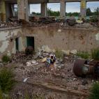 Anastasia Avramenko, de 13 a&ntilde;os, en la posici&oacute;n exacta en la que estaba su pupitre en la escuela de Chernihiv. Dice que se quiere graduar en ese centro, porque es donde siente que pertenece.