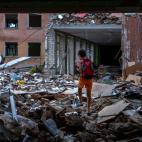 Ivan Hubenko, de 11 a&ntilde;os, camina con su mochila sobre los restos de su escuela bombardeada en Chernihiv. "Me siento ofendido cuando estoy en mi escuela. Un resentimiento porque los rusos la destruyeron".