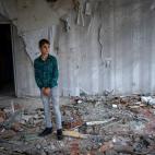 Oleksii Lytvyn, de 13 a&ntilde;os, ante el lugar que ocupaba la pizarra de su clase, en el Mykhailo-Kotsyubynske. &ldquo;Nunca hab&iacute;a visto algo as&iacute;, no puede ser una realidad&rdquo;, dice, como si fuera un sue&ntilde;o.