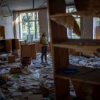 Karina Muzyka tiene 10 a&ntilde;os y est&aacute; retratada en su clase de Chernihiv. "Cuando bombardearon mi escuela, me aterroric&eacute;. Vivimos cerca. Nuestras ventanas se da&ntilde;aron y mi madre pudo morir porque la puerta casi la presion...