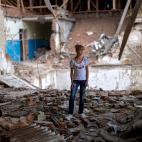 Sofia Klyshnia, de 12 a&ntilde;os, en el espacio que ocupaba su asiento escolar en el liceo Mykhailo-Kotsyubynske. "Tengo miedo de pisar la clase destrozada que un d&iacute;a ocup&eacute;".