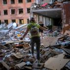 Karina Muzyka, caminando sobre las ruinas de su cole.