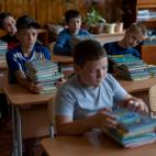 Estudiantes en una clase a&uacute;n en pie en el Mykhailo-Kotsyubynske.