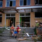 Un grupo de ni&ntilde;os juega en el patio da&ntilde;ado de la Escuela Chernihiv. Comparten historias de c&oacute;mo han sobrevivido hasta ahora a la guerra.