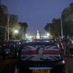 Imagen de Isabel II dentro de un taxi t&iacute;pico de Londres.