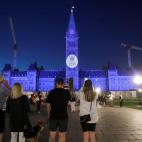 La fachada del edificio del Parlamento canadiense y la Torre de la Paz, en Ottawa, iluminada en honor a Isabel II.REUTERS/Patrick Doyle