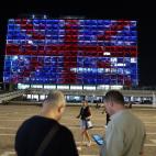 El Ayuntamiento de Tel Aviv (Israel), con las luces iluminando la Union Jack en su fachada.