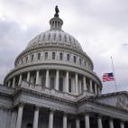 El capitolio de Washington D.C., con la bandera a media asta.