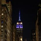 El Empire State Building, icono arquitectónico de Nueva York, iluminado en violeta en honor a Isabel II.