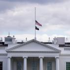 La bandera de la Casa Blanca, en Washington, a media asta por la muerte de Isabel II.