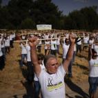 Los manifestantes se disponen a romper sus lanzas.