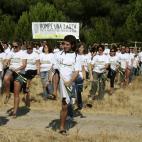 Los manifestantes rompen sus lanzas.