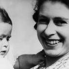 Isabel II (entonces princesa), con el pr&iacute;ncipe Carlos de beb&eacute;, en 1949.