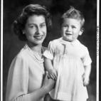 La princesa Isabel y el pr&iacute;ncipe Carlos, en la v&iacute;spera de su primer cumplea&ntilde;os.