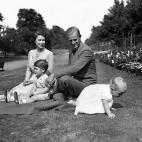 La princesa Isabel con el pr&iacute;ncipe Felipe y sus hijos Carlos y Ana, en Clarence House, su residencia de Londres.