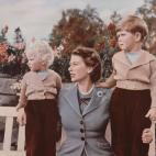 Isabel con el pr&iacute;ncipe Carlos y la princesa Ana en el Castillo de Balmoral, Escocia. Carlos celebraba su cuarto cumplea&ntilde;os.