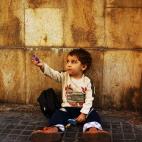 La guerra civil que está sufriendo Siria se ha llevado cientos de miles de vidas, ha obligado a más de dos millones de personas a buscar refugio en otros países y ha desplazado a más de cuatro millones dentro de las fronteras nacionales. La ...