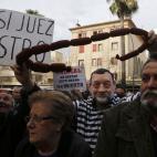 5c8b687d240000f404a4a3fa