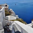 Si ya te quedabas ensimismado pensando en aquel paseo en coche de caballos, desaparecer por unos días en la isla griega de Santorini parece un plan perfecto. Primero un bañito en el Mar Egeo, después, una deliciosa ensalada griega en lo alto ...