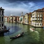 De nuevo en Italia, si hablamos de amor no puede faltar Venecia, un auténtico referente en lo que refiere a viajes de novios. La particular ciudad italiana sorprende desde el primer momento, en el que te verás obligado a abandonar el coche, ya...