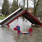 El río Támesis inunda un parque de Wraysbury. "El gobierno hará todo lo que esté en sus manos para coordinar los recursos de la nación; si hay que gastar dinero, se gastará; si se precisan medios, los procuraremos; si los militares pueden ...