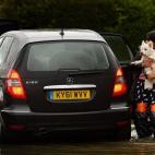 Una vecina de Wraysbury, Berkshire, lleva a su perro en brazos, mientras otros residentes empiezan a evacuar sus casas. El presidente de la Agencia Medioambiental, Chris Smith, ha defendido la gestión de su departamento y ha atribuido a las lim...