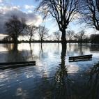 El agua sumerge la mayor parte de los bancos de un parque en Datchet. "Cuando los políticos han empezado a culpar a la Agencia Medioambiental por sus alertas o decisiones, deben darse cuenta que forman parte de la reglamentación del Gobierno, ...