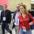 La exministra de Defensa ha confesado en alguna ocasión que en su época de estudiante trabajó como dependienta en unos grandes almacenes para sacarse un 'dinerillo'. De ahí a mandar años más tarde sobre el Ejército...