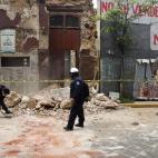 Escombros de parte de un edificio derrumbado por el terremoto