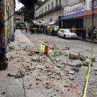 Escombros de parte de un edificio derrumbado por el terremoto