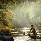 Una mujer lava ropa en el río Palias de Rumpin, al oeste de Java, Indonesia, en abril de 2013.