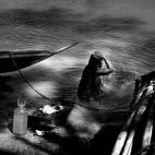 Una chica toma un baño el río Sesan, en Camboya, en 2008.