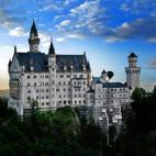 Uno de los más famosos del mundo, si no el que más, precisamente por servir de inspiración a Walt Disney para su famoso castillo. El castillo de Neuschwanstein, en la frontera entre Alemania, Suiza y Austria, deja a todo el que lo contempla ...